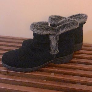 Khombu Black Suede Boots 8
